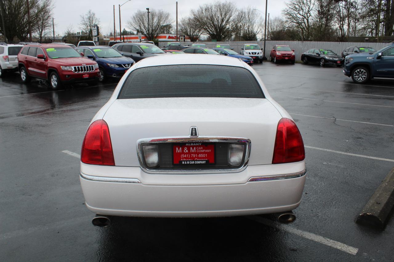 Lincoln Town Car 4dr Sdn Signature Limited 2010