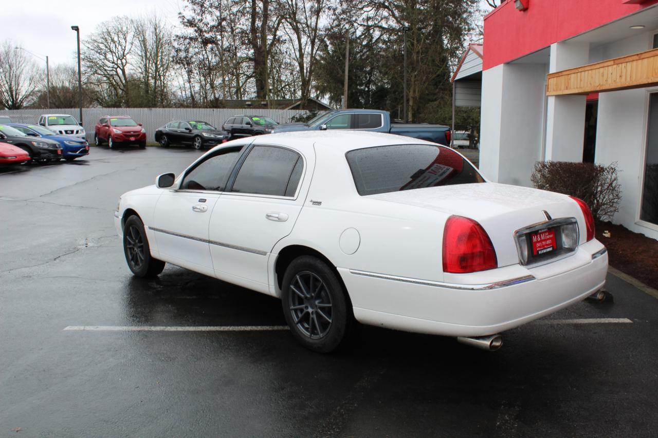 Lincoln Town Car 4dr Sdn Signature Limited 2010