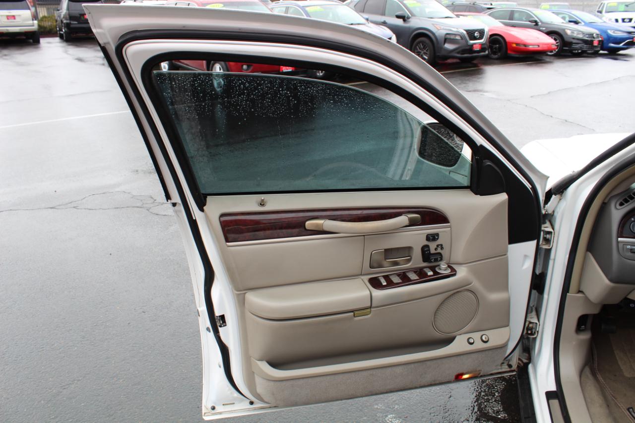 Lincoln Town Car 4dr Sdn Signature Limited 2010