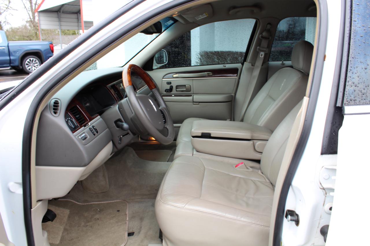 Lincoln Town Car 4dr Sdn Signature Limited 2010