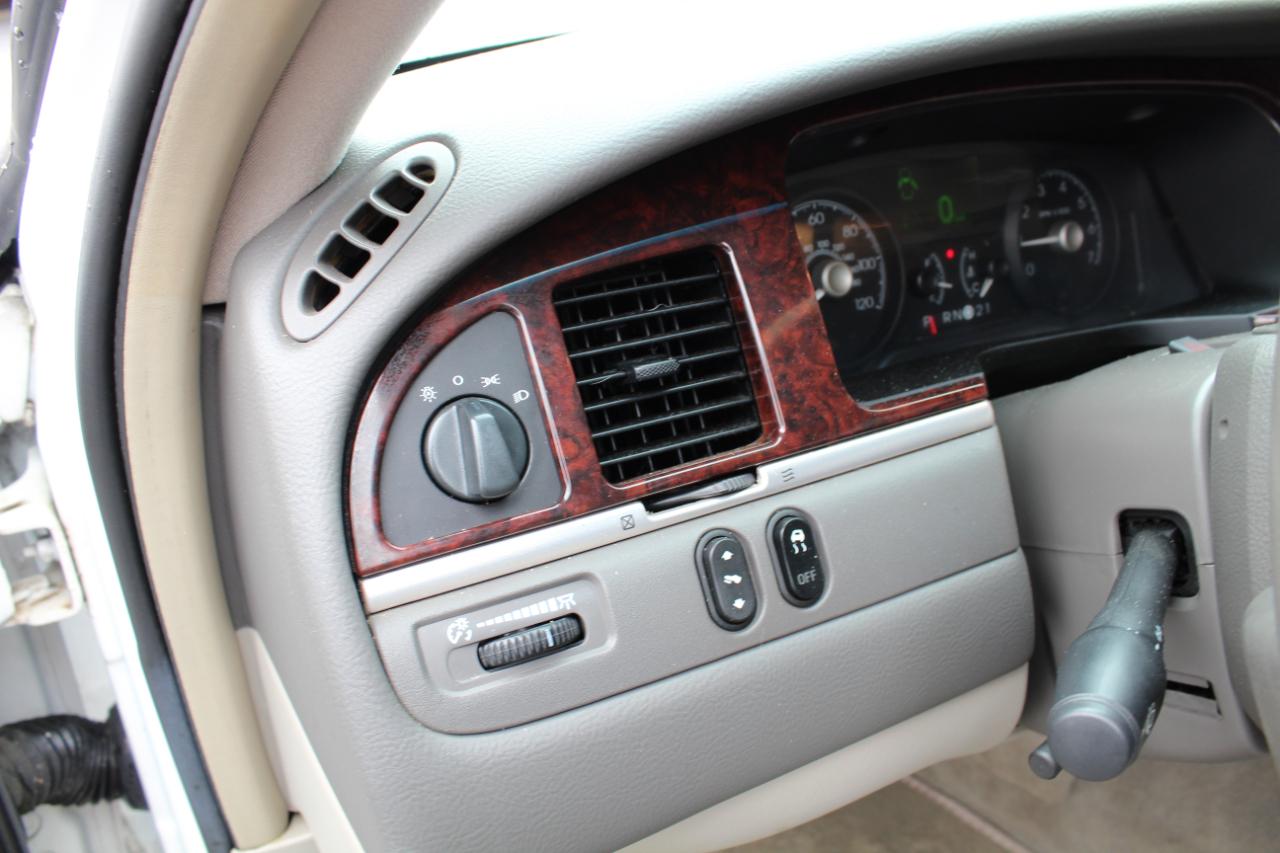 Lincoln Town Car 4dr Sdn Signature Limited 2010