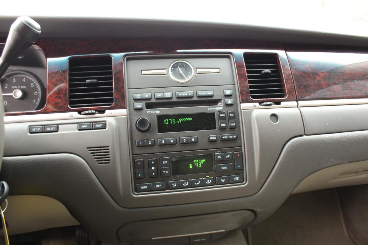 Lincoln Town Car 4dr Sdn Signature Limited 2010