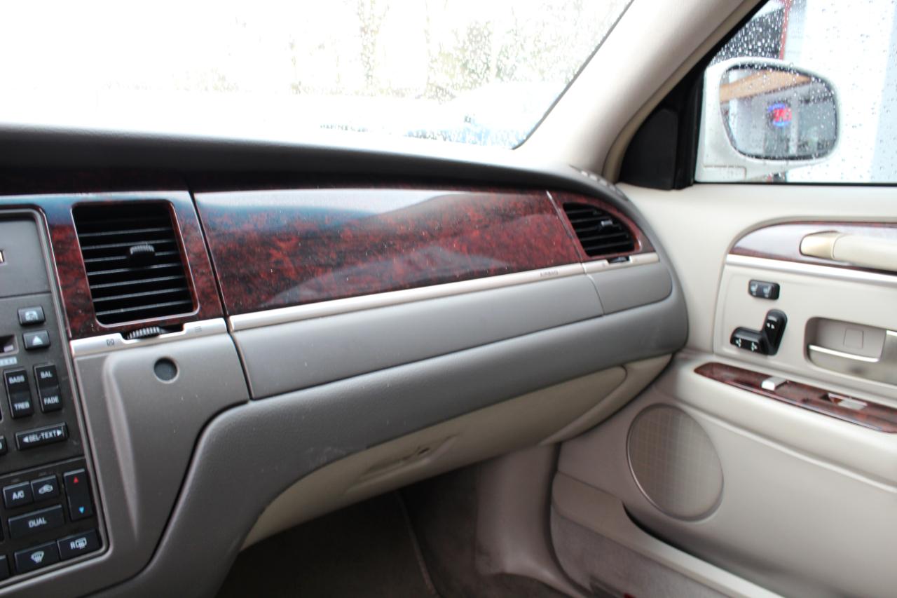 Lincoln Town Car 4dr Sdn Signature Limited 2010