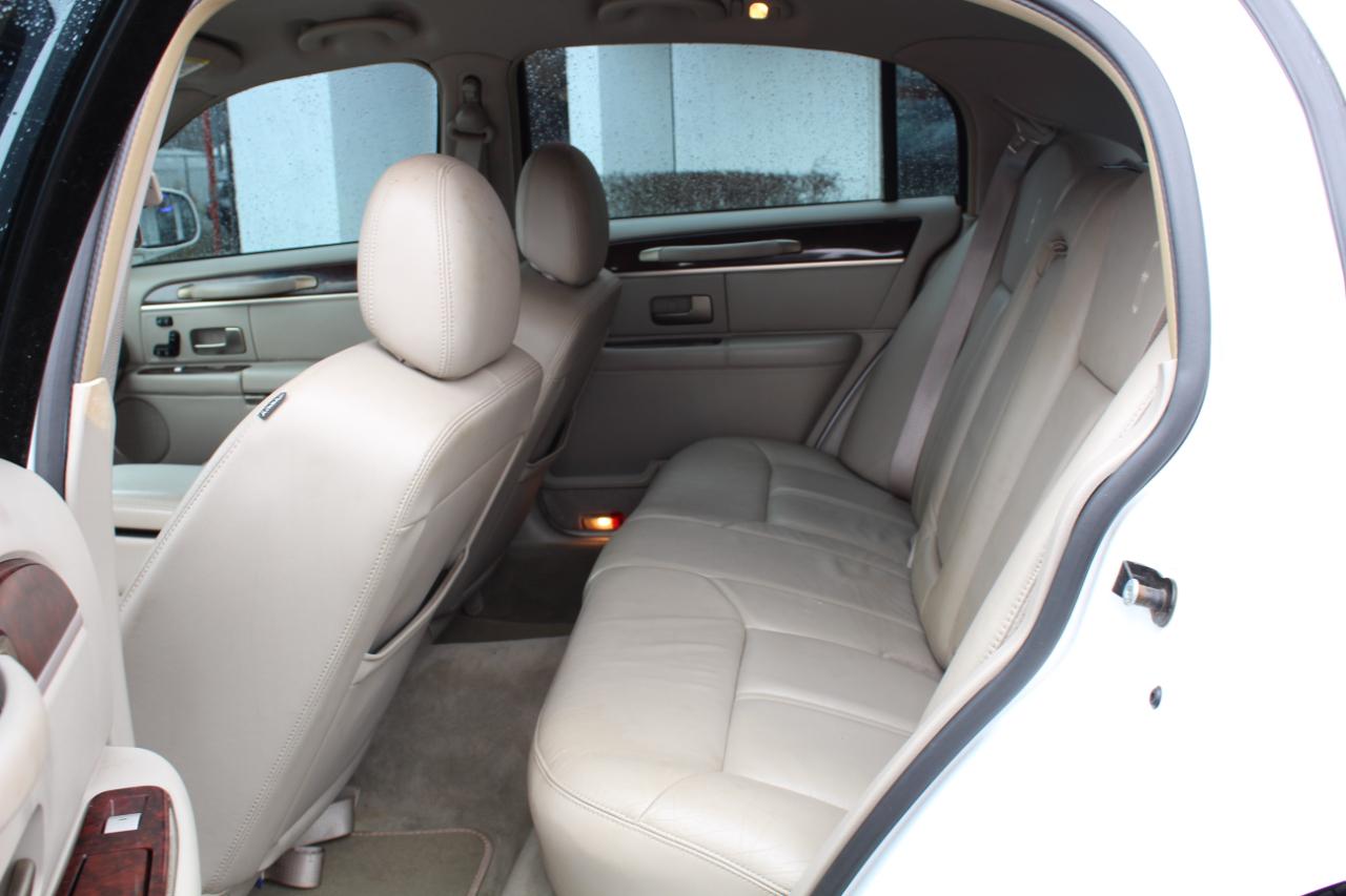 Lincoln Town Car 4dr Sdn Signature Limited 2010