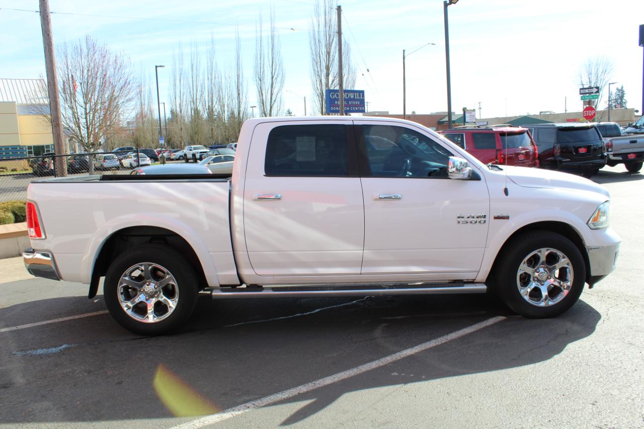 RAM 1500 4WD Crew Cab 140.5" Laramie 2015
