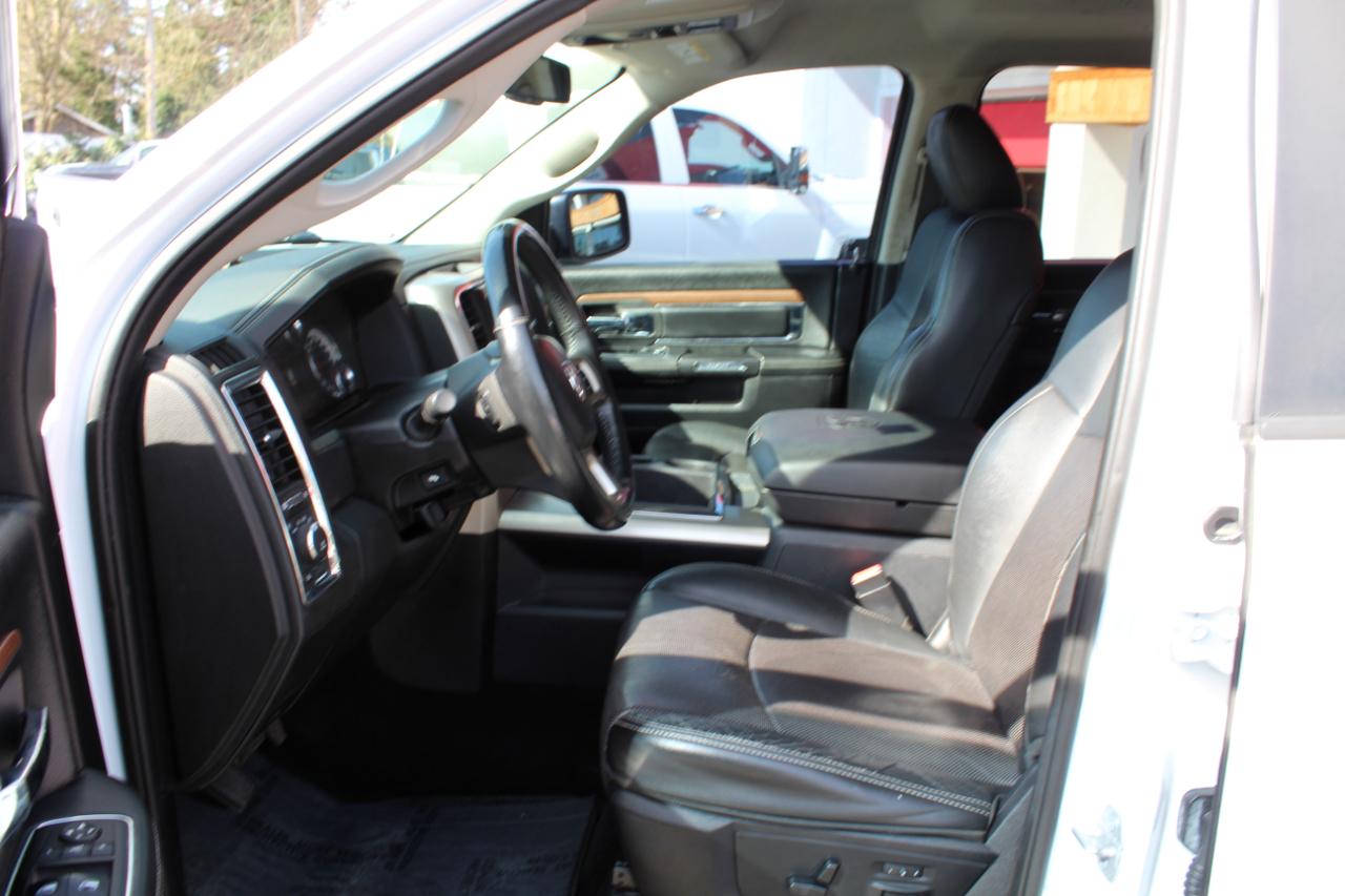 RAM 1500 4WD Crew Cab 140.5" Laramie 2015