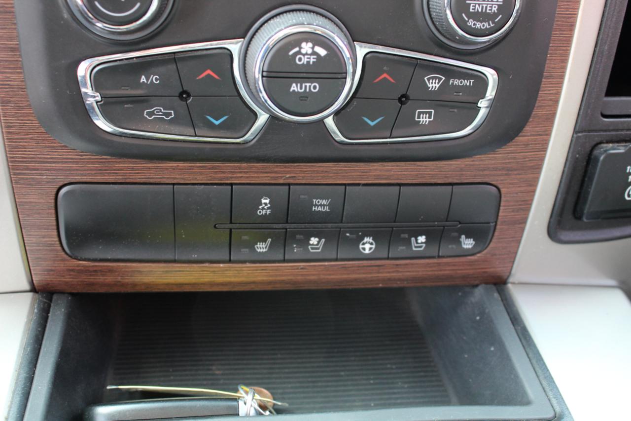 RAM 1500 4WD Crew Cab 140.5" Laramie 2015