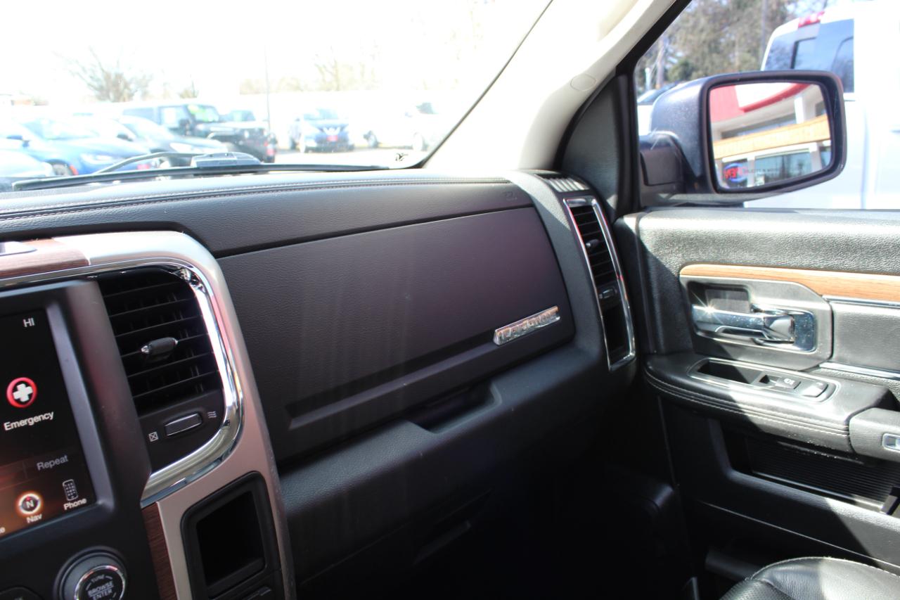 RAM 1500 4WD Crew Cab 140.5" Laramie 2015