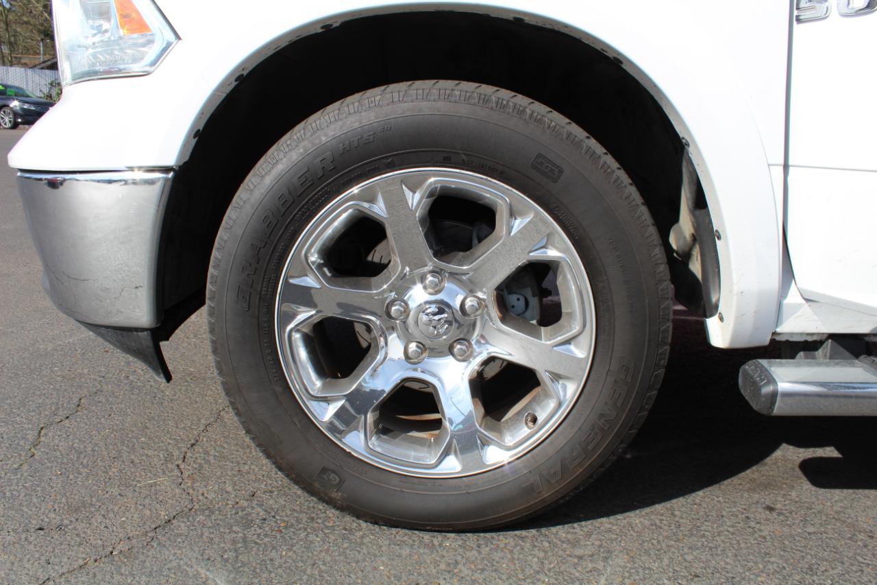 RAM 1500 4WD Crew Cab 140.5" Laramie 2015