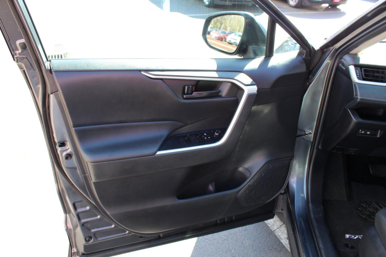 Toyota RAV4 LE AWD (Natl) 2021