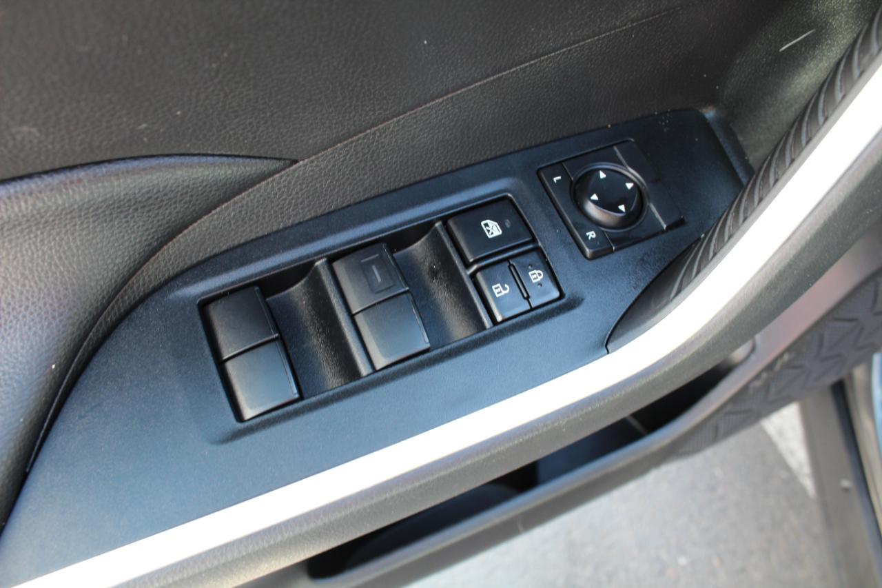 Toyota RAV4 LE AWD (Natl) 2021