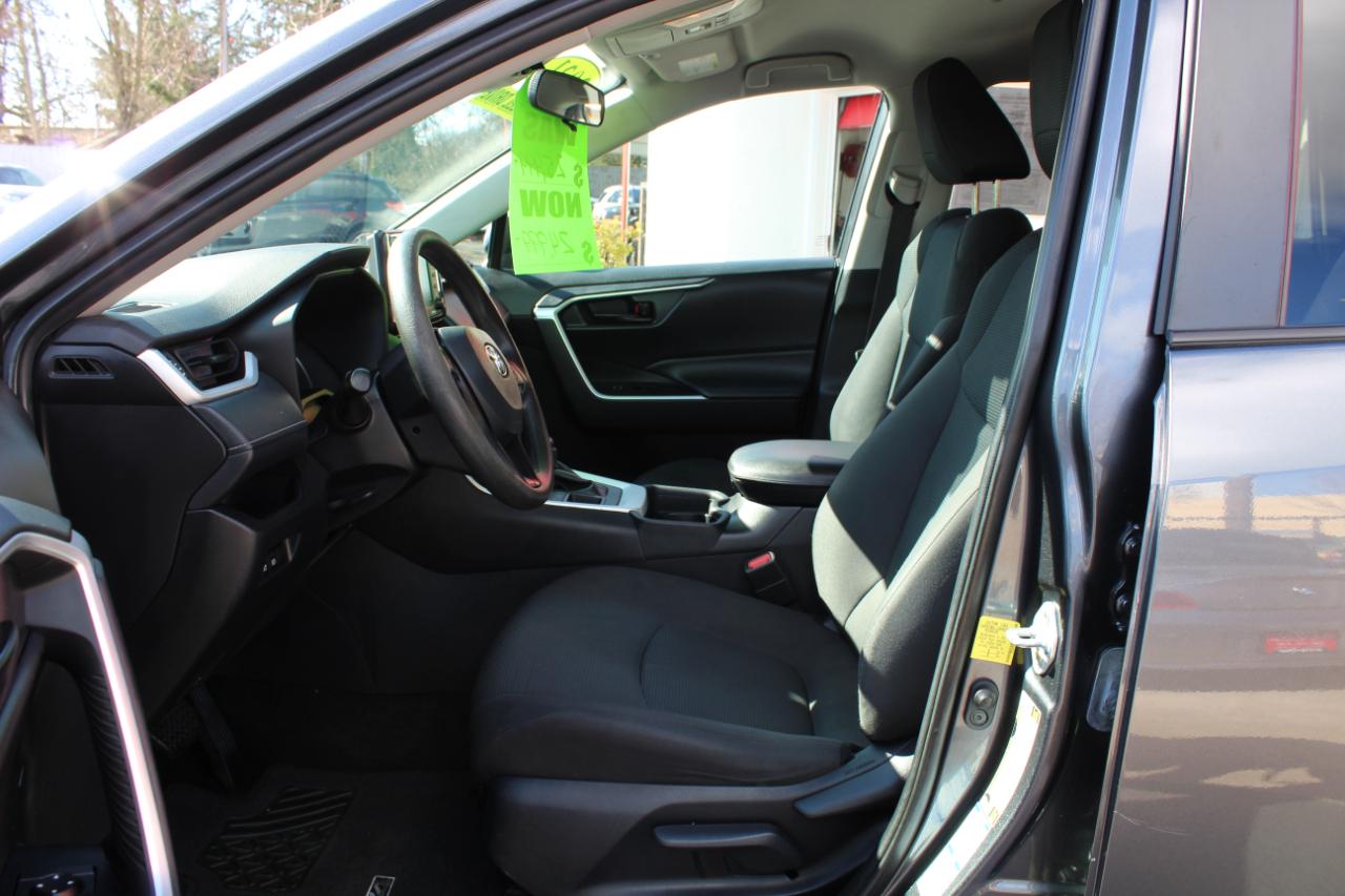 Toyota RAV4 LE AWD (Natl) 2021