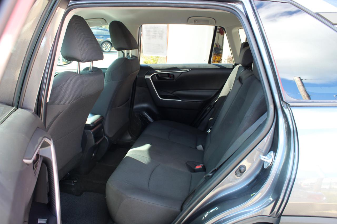 Toyota RAV4 LE AWD (Natl) 2021