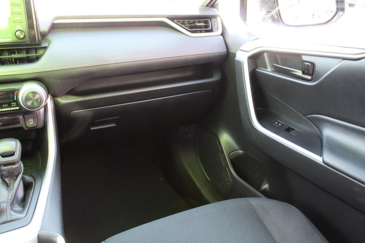 Toyota RAV4 LE AWD (Natl) 2021