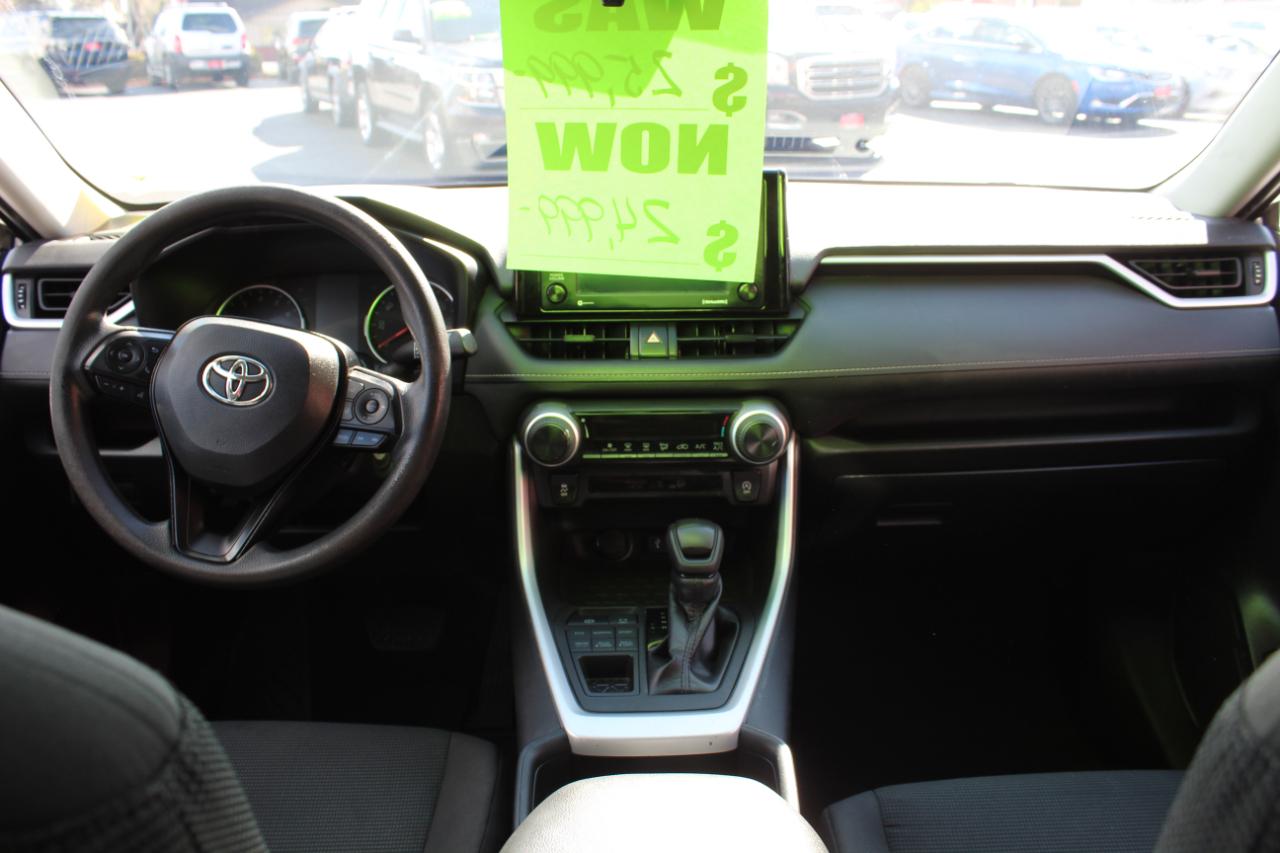 Toyota RAV4 LE AWD (Natl) 2021