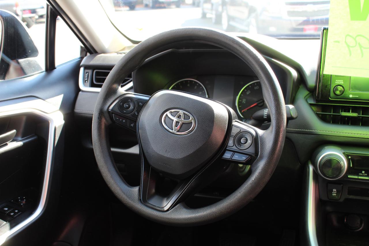 Toyota RAV4 LE AWD (Natl) 2021