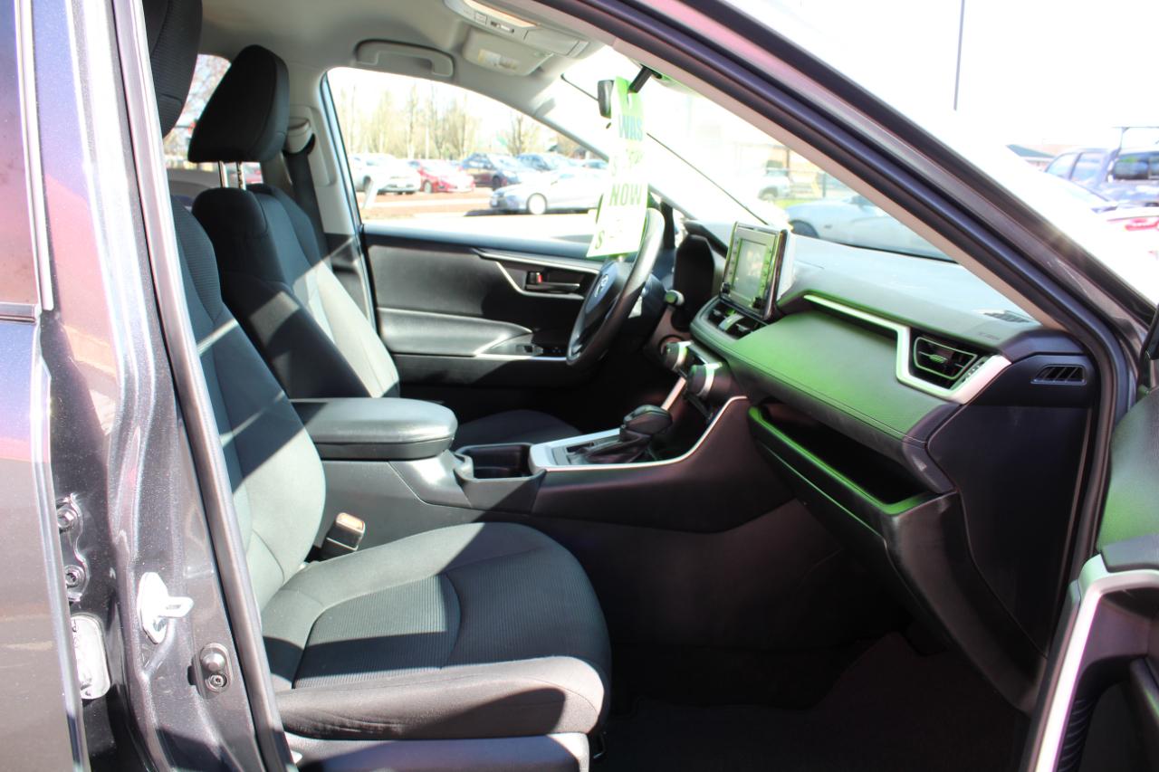 Toyota RAV4 LE AWD (Natl) 2021