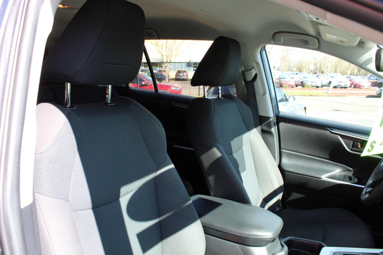 Toyota RAV4 LE AWD (Natl) 2021