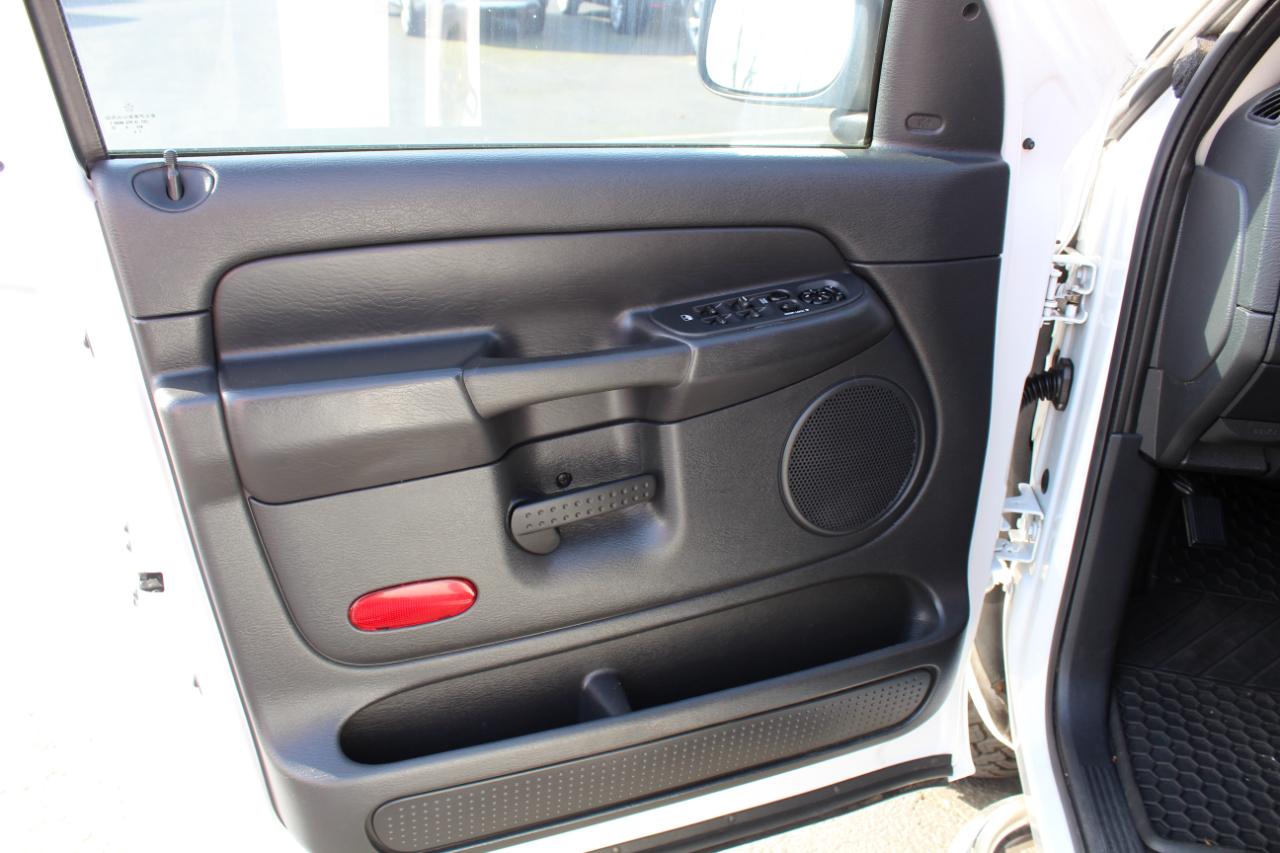 Dodge Ram 1500 4dr Quad Cab 140.5" WB 4WD SLT 2004