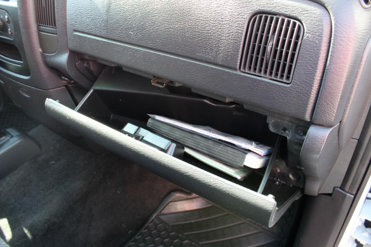 Dodge Ram 1500 4dr Quad Cab 140.5" WB 4WD SLT 2004