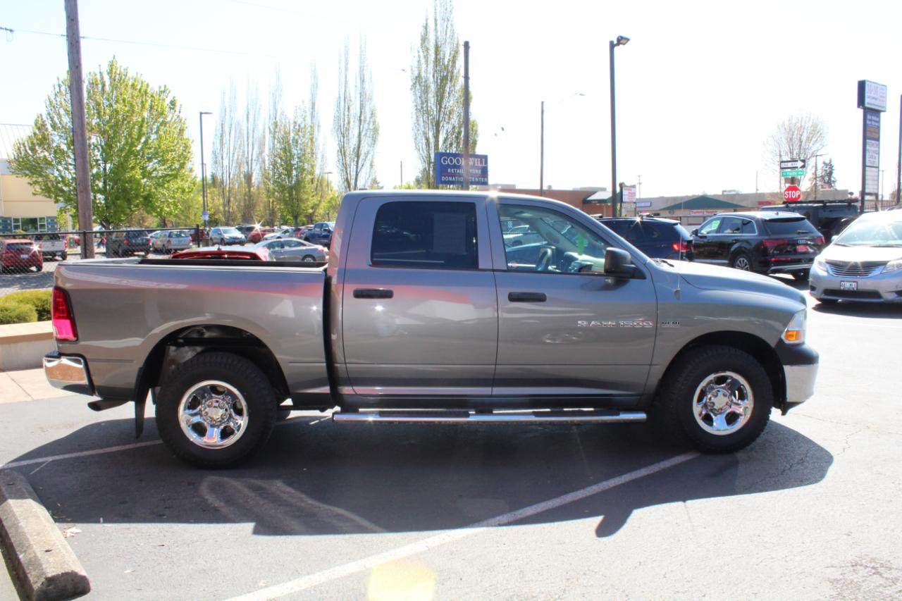 RAM 1500 4WD Crew Cab 140.5" ST 2012