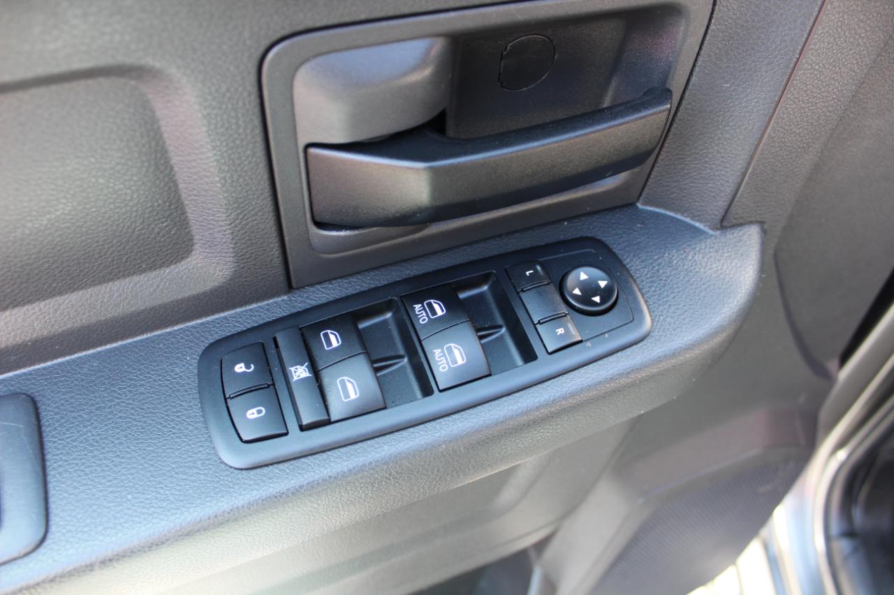 RAM 1500 4WD Crew Cab 140.5" ST 2012