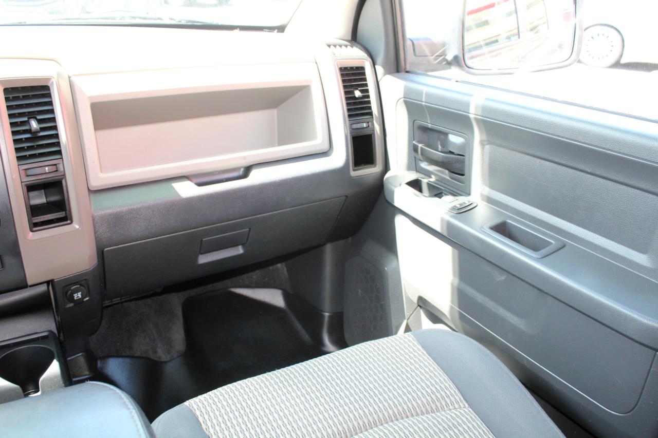 RAM 1500 4WD Crew Cab 140.5" ST 2012