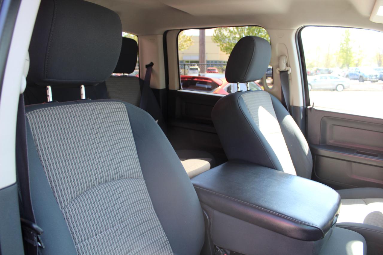 RAM 1500 4WD Crew Cab 140.5" ST 2012