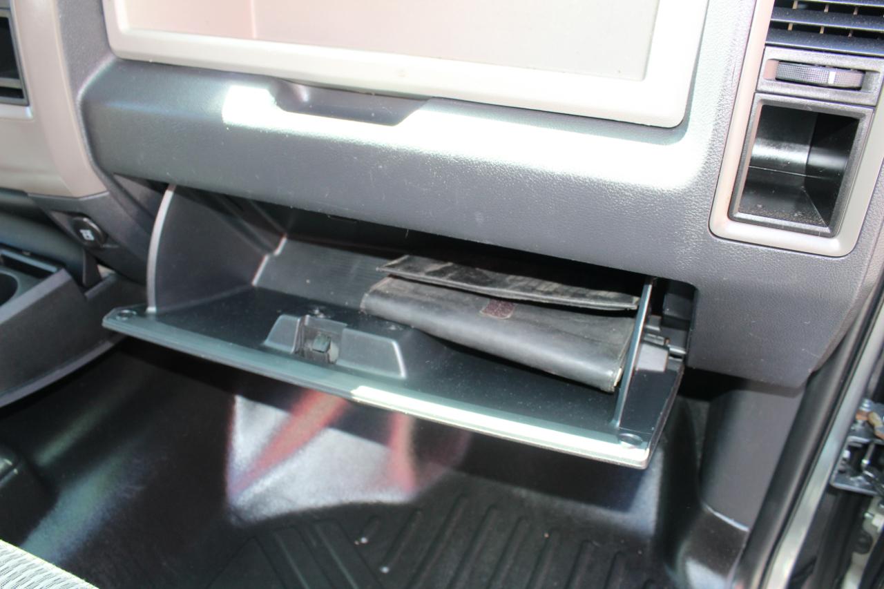 RAM 1500 4WD Crew Cab 140.5" ST 2012