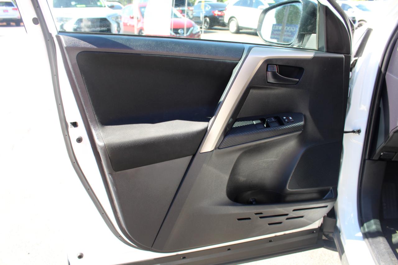 Toyota RAV4 AWD 4dr LE (Natl) 2015