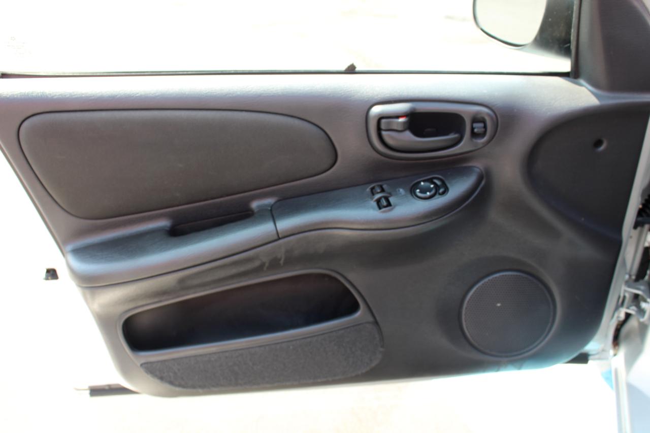 Dodge Neon 4dr Sdn SXT 2005