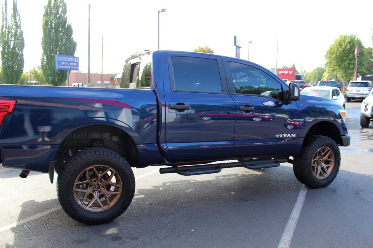 Nissan Titan 4x4 Crew Cab SV 2023