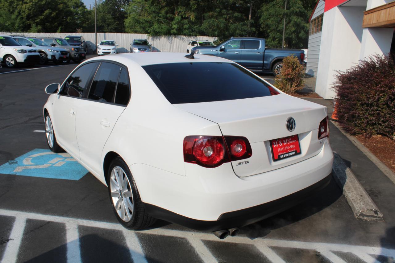 Volkswagen Jetta Sedan 4dr DSG Wolfsburg PZEV 2010