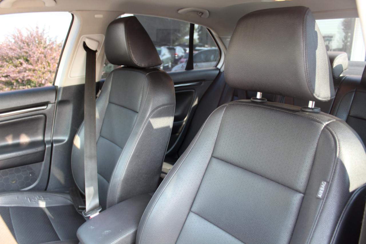 Volkswagen Jetta Sedan 4dr DSG Wolfsburg PZEV 2010