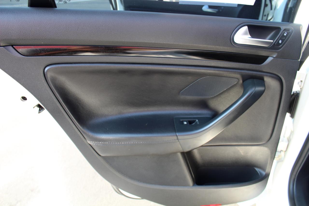 Volkswagen Jetta Sedan 4dr DSG Wolfsburg PZEV 2010