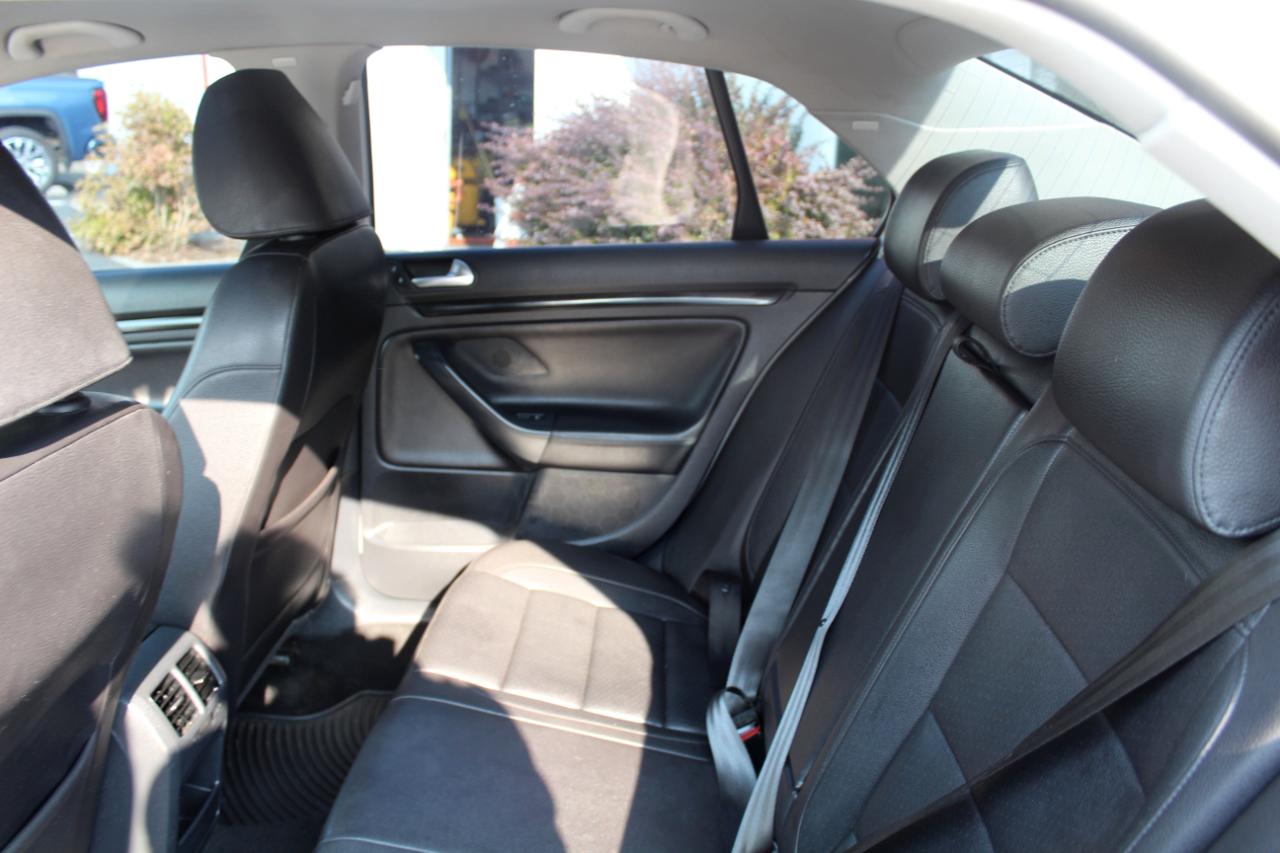 Volkswagen Jetta Sedan 4dr DSG Wolfsburg PZEV 2010