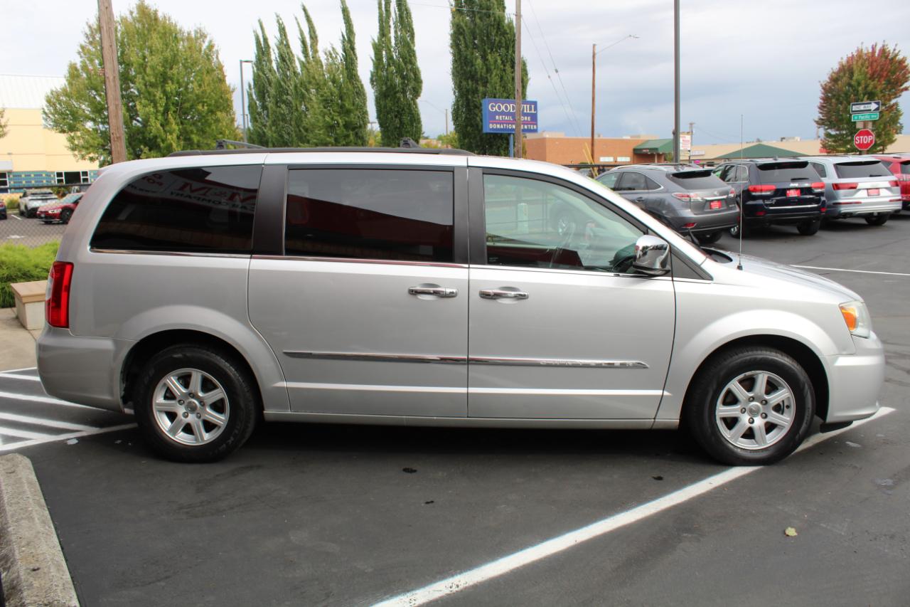 Chrysler Town & Country 4dr Wgn Touring 2011