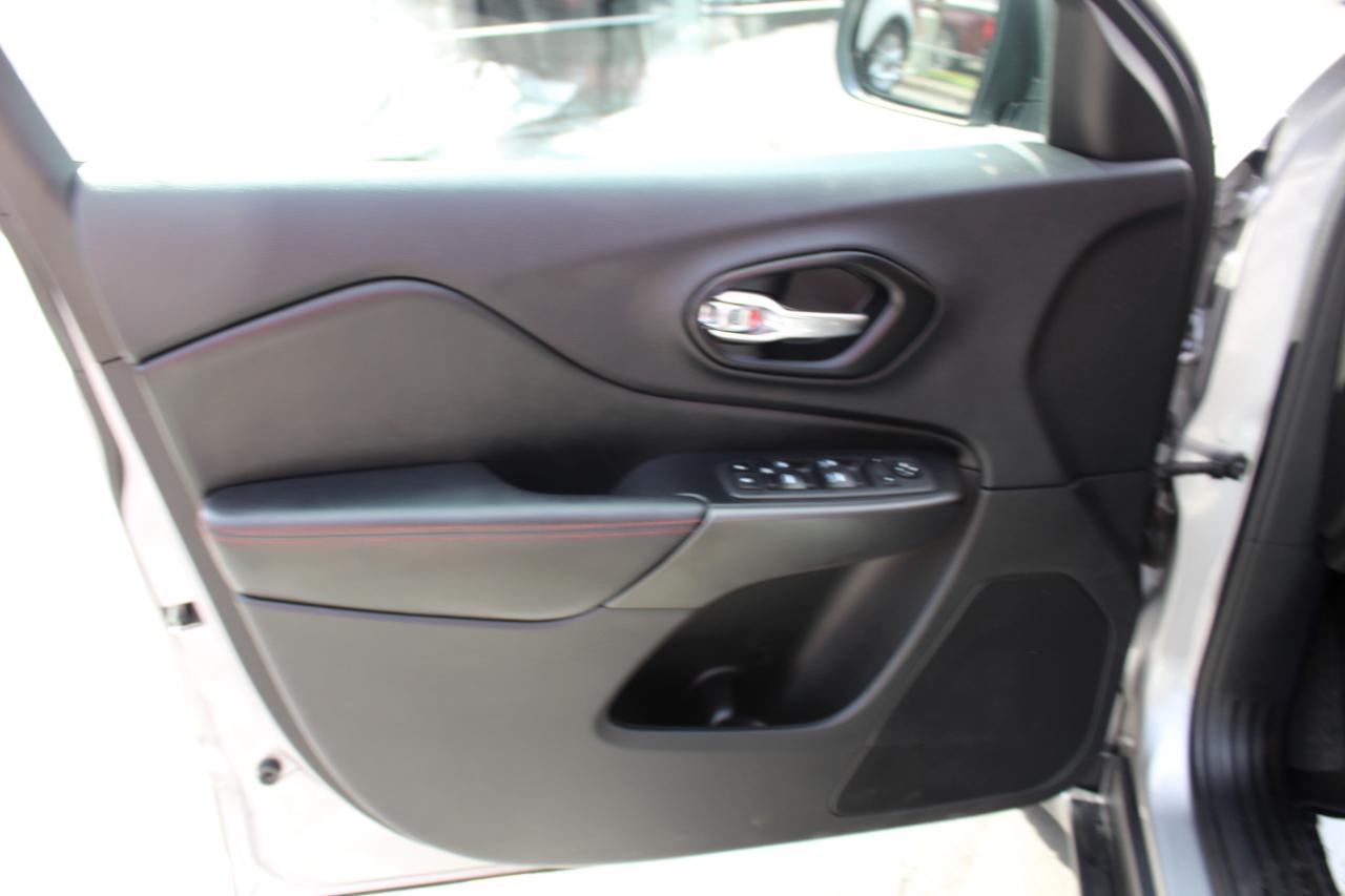 Jeep Cherokee photo 11