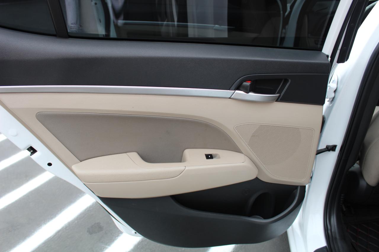 Hyundai Elantra photo 20