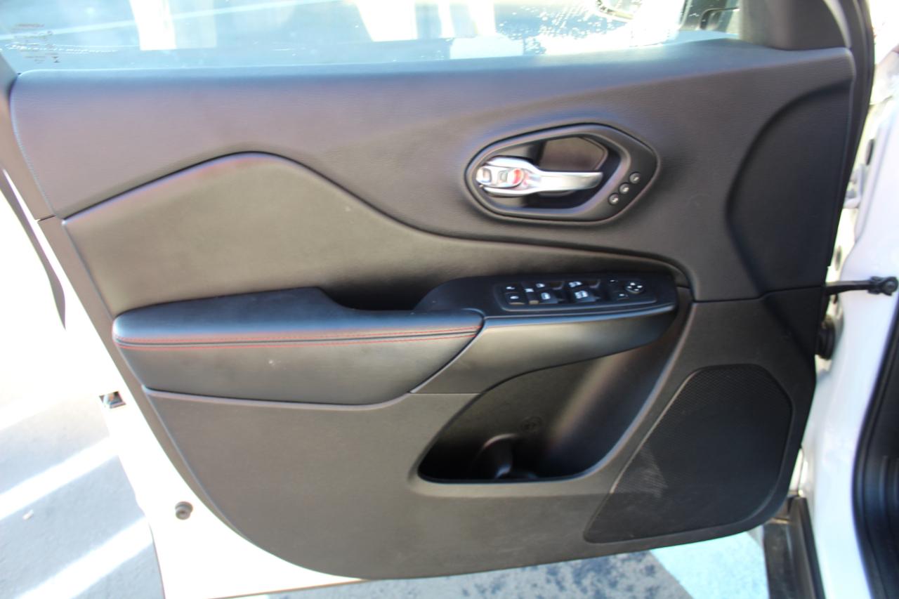 Jeep Cherokee photo 11