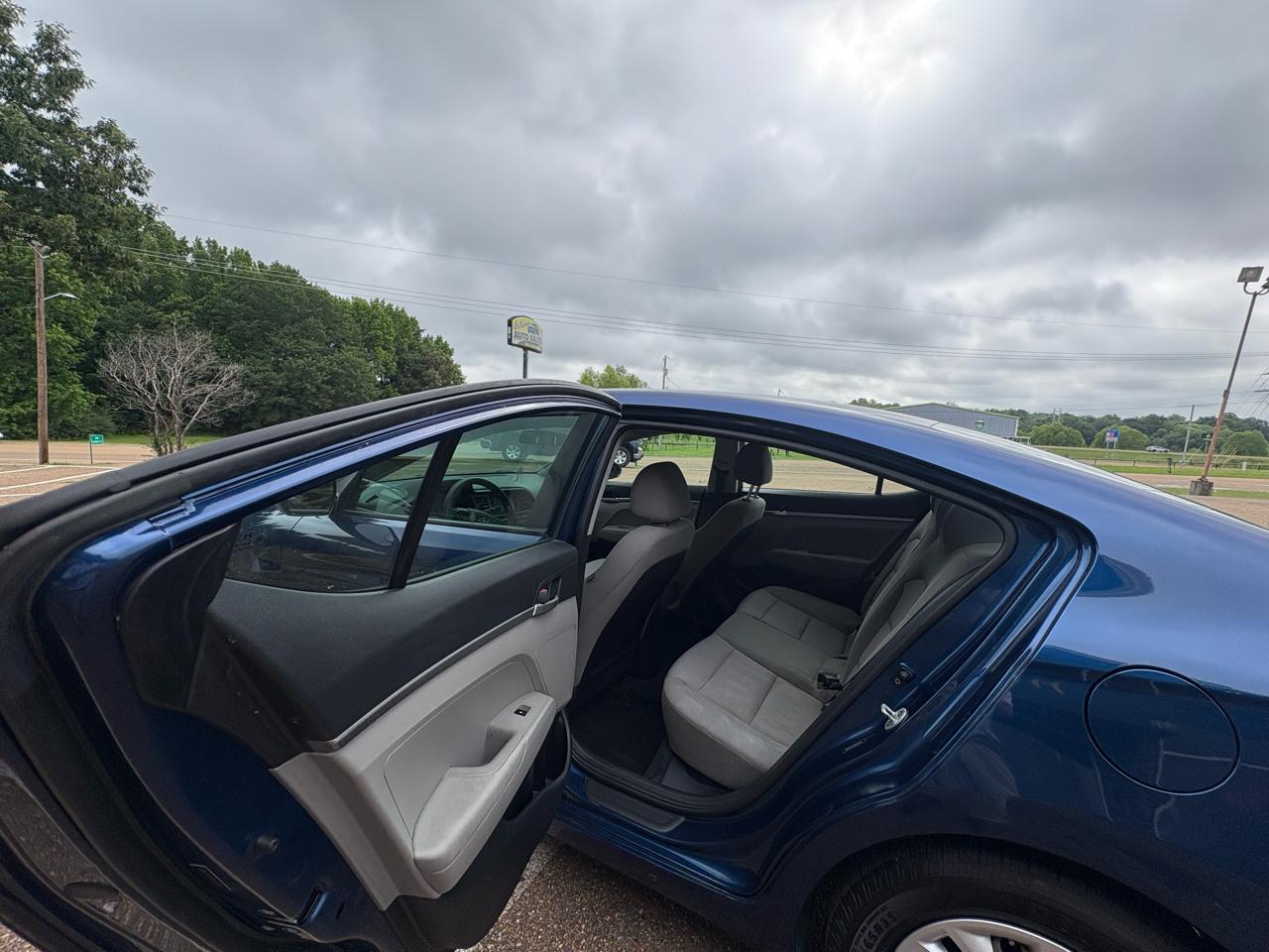 Hyundai Elantra SE 6AT 2019