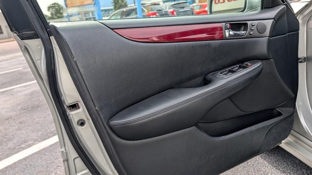 Lexus ES photo 14