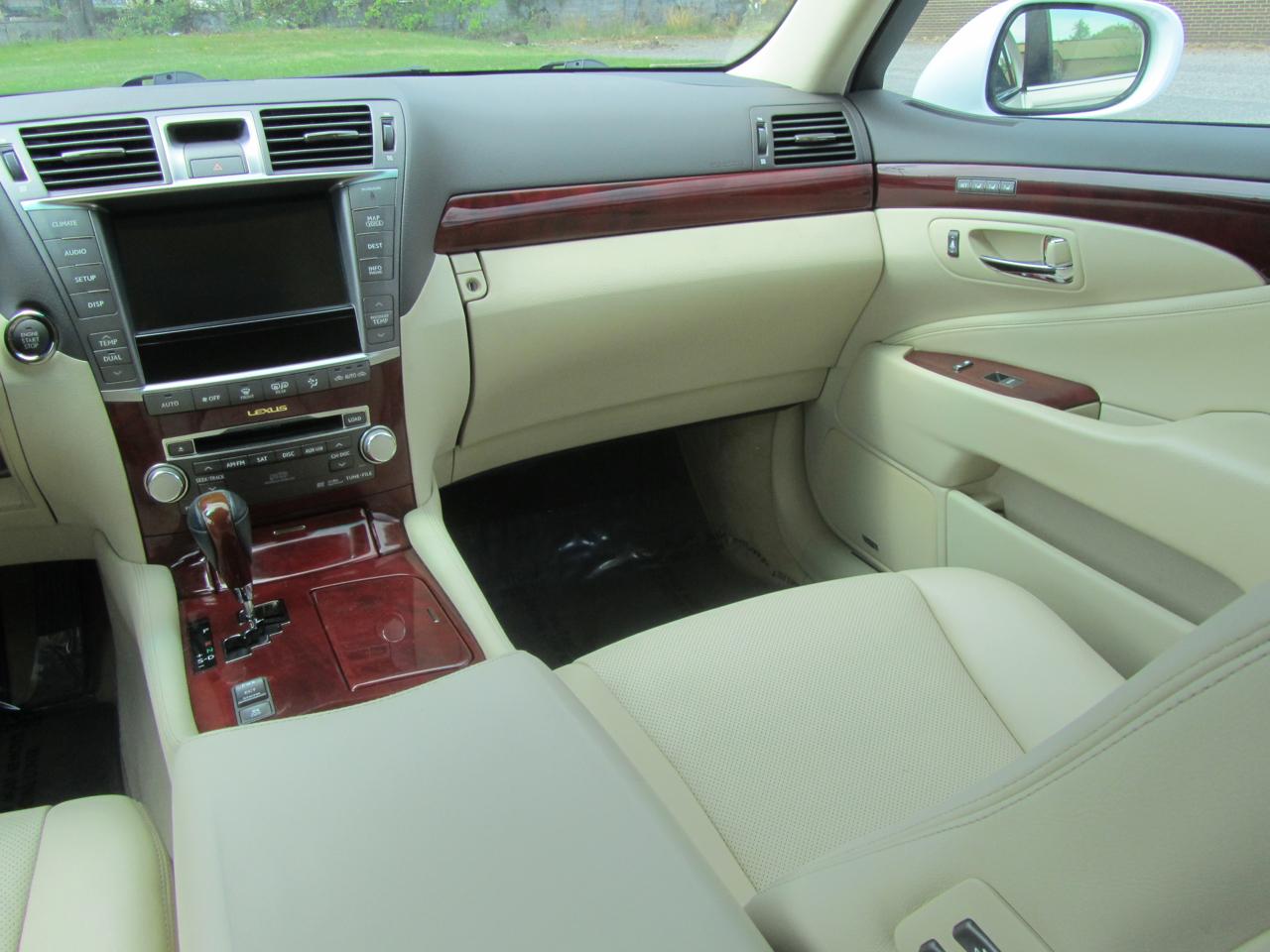 Lexus LS 460 Luxury Sedan 2011