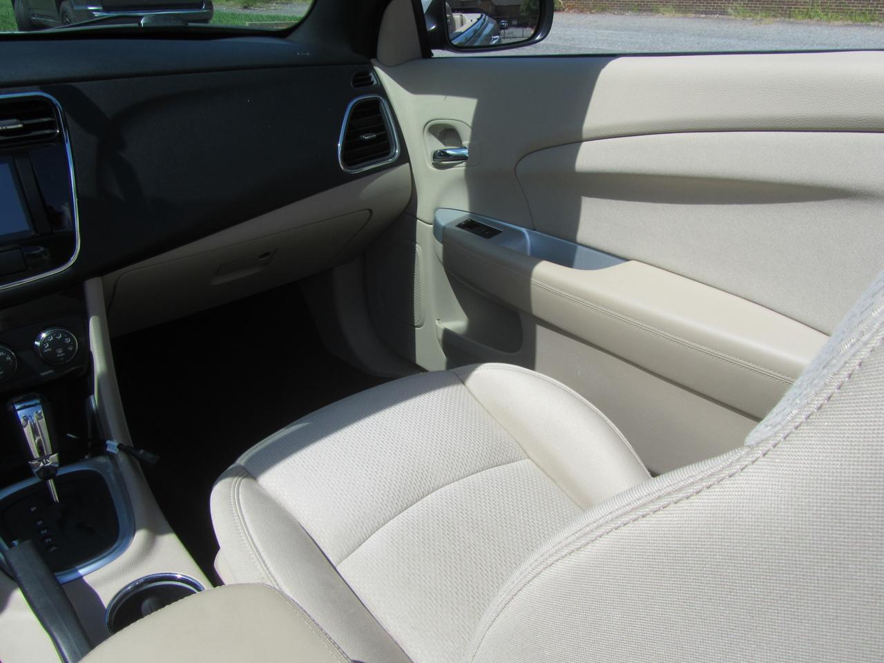 Chrysler 200 Touring Convertible 2011