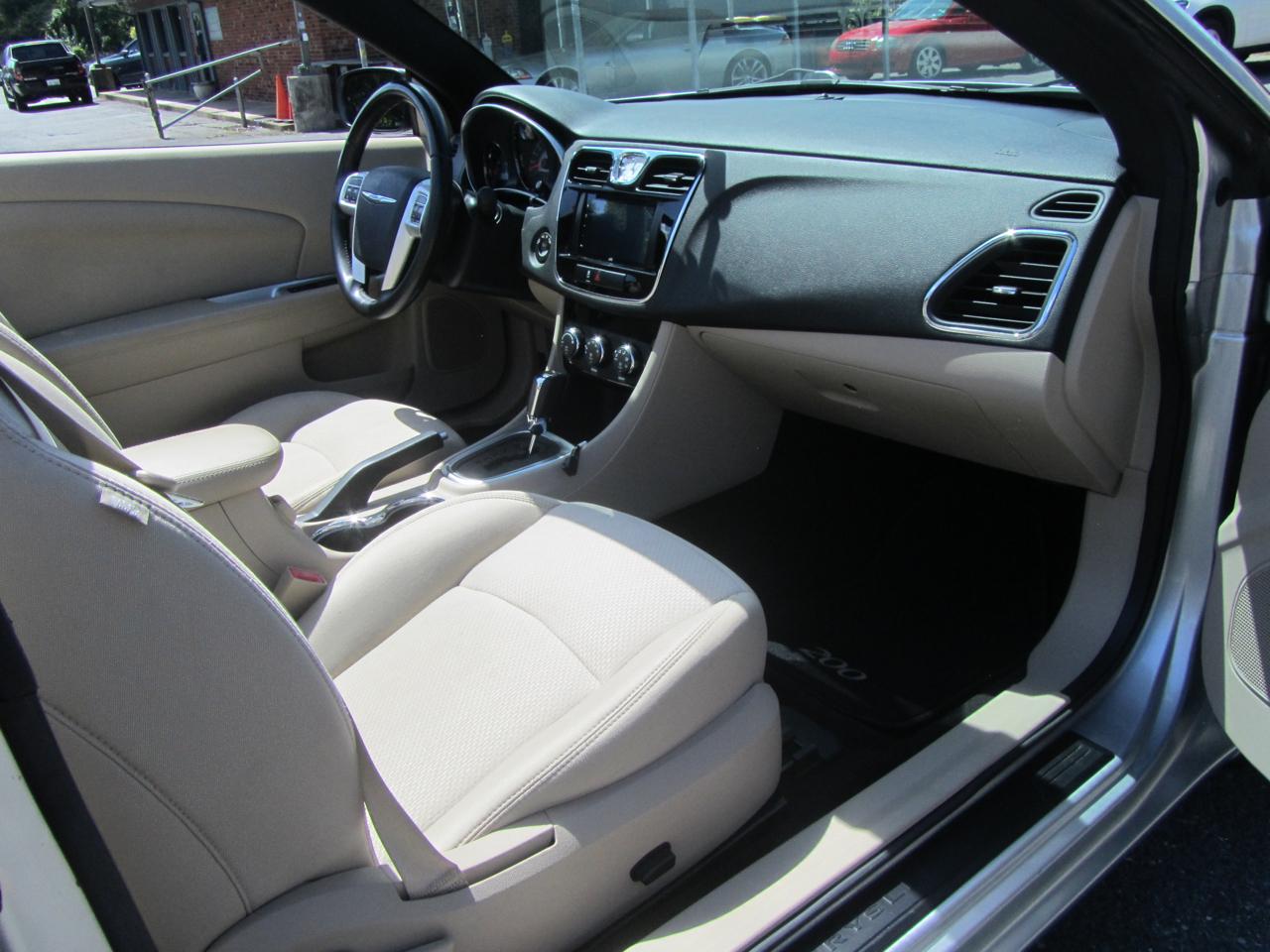 Chrysler 200 Touring Convertible 2011