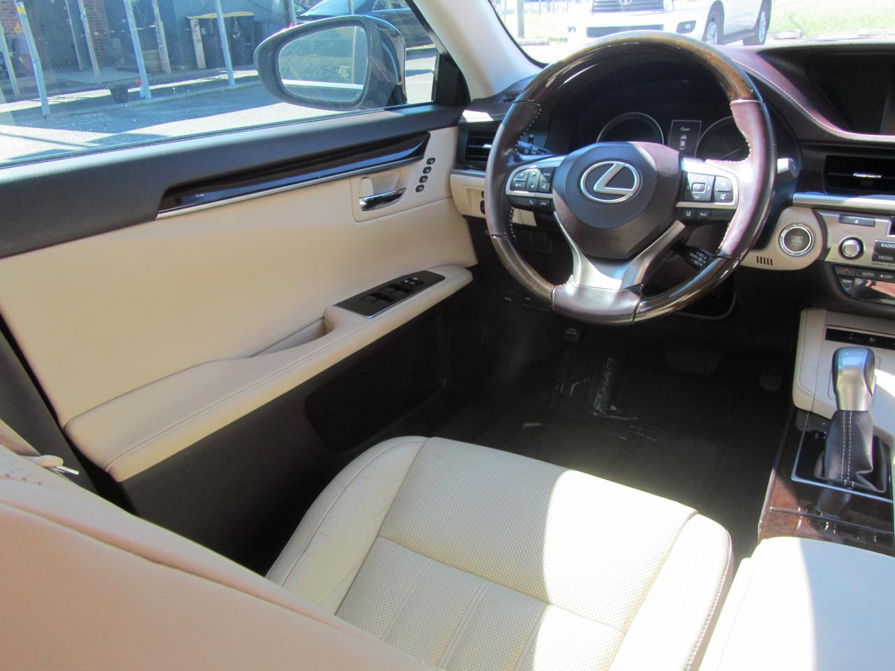 Lexus ES 350 4D Luxury Sedan 2016