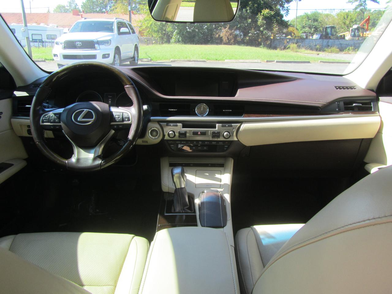 Lexus ES 350 4D Luxury Sedan 2016