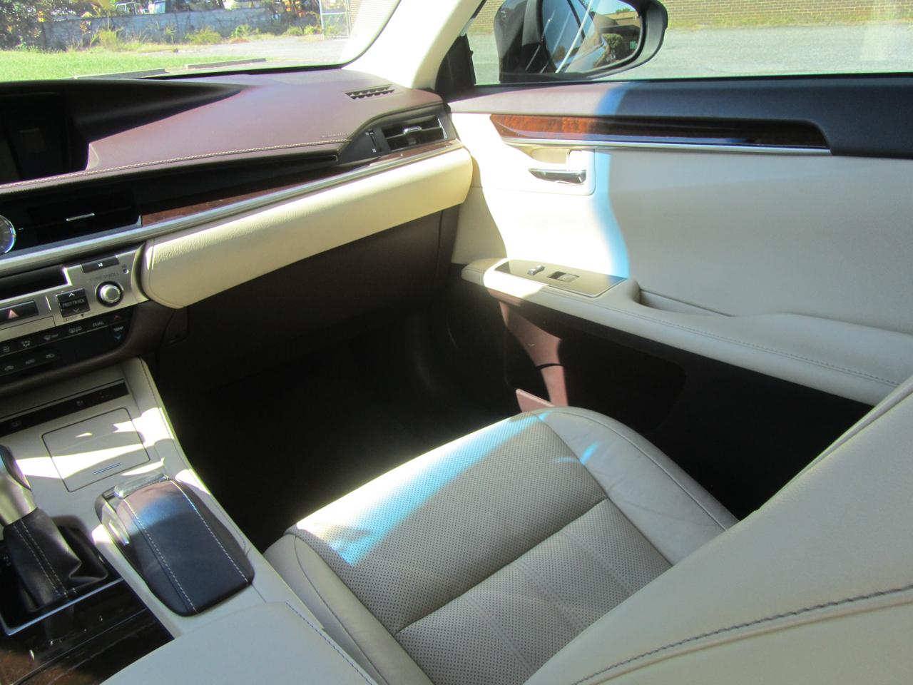 Lexus ES 350 4D Luxury Sedan 2016