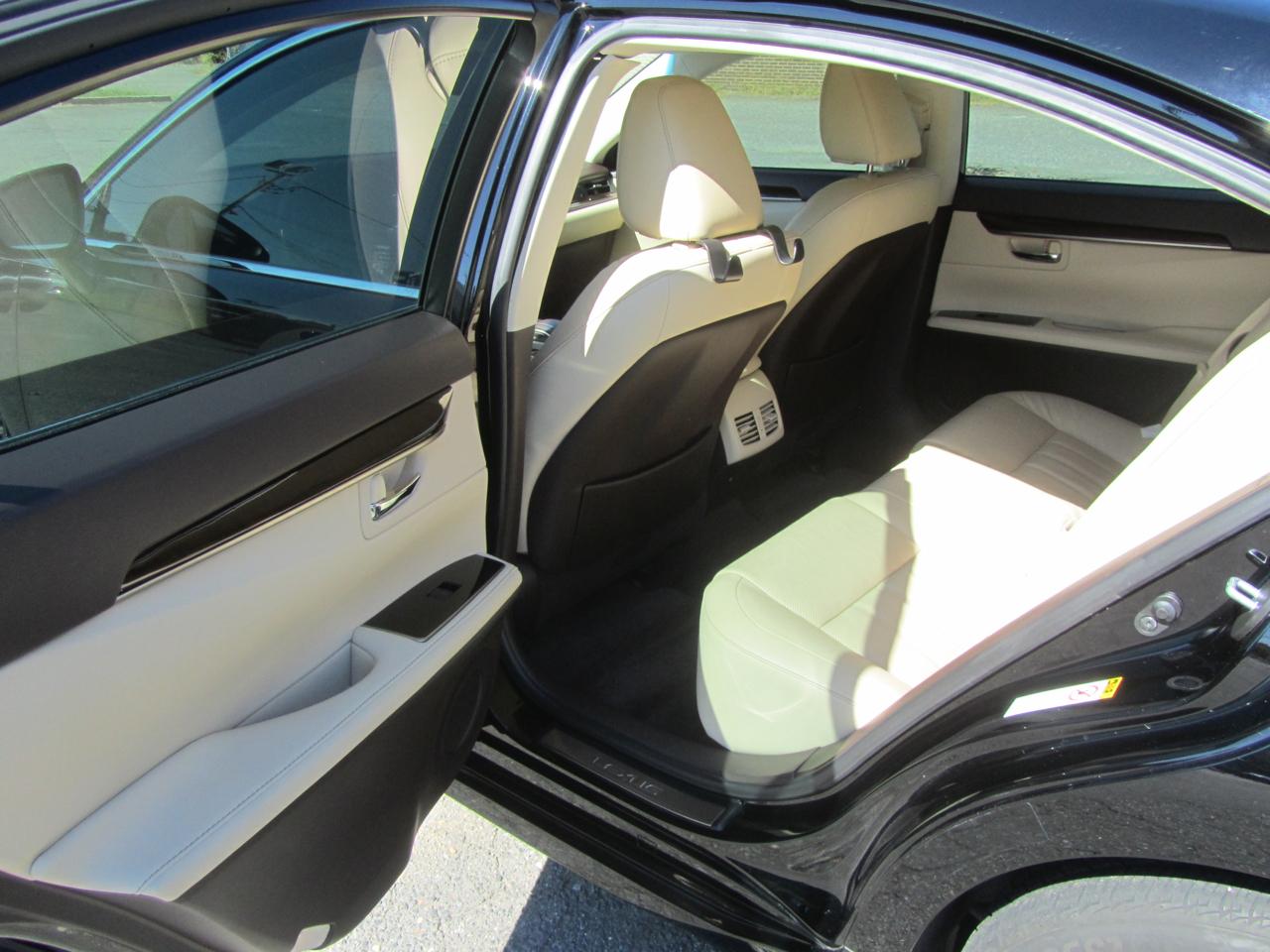 Lexus ES 350 4D Luxury Sedan 2016