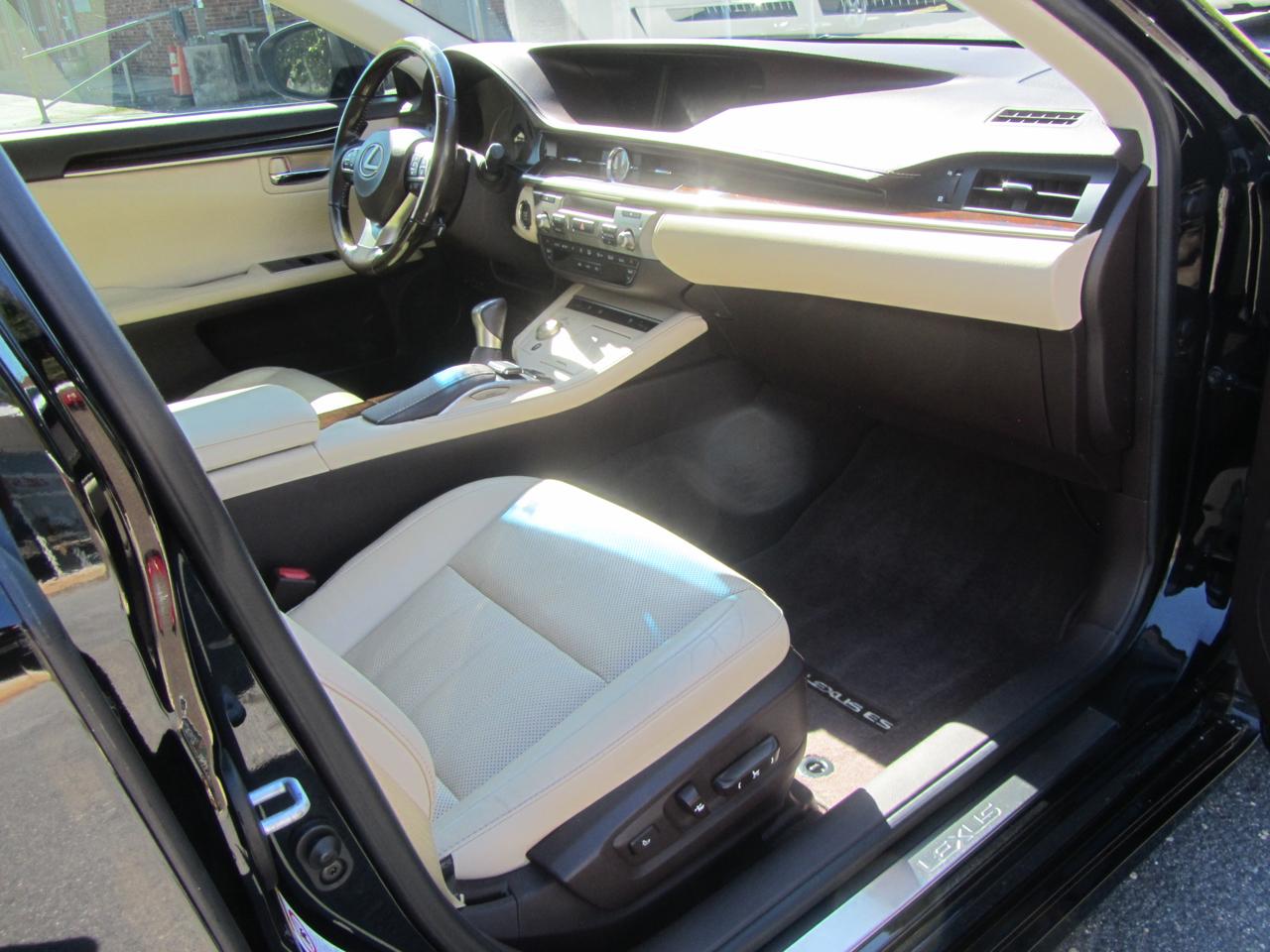 Lexus ES 350 4D Luxury Sedan 2016